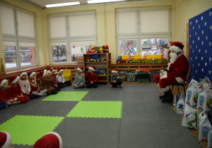 Mikołaj dziękuje dzieciom za piękny występ